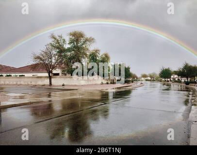 Voller Regenbogen nach Monsoon Storm Stockfoto