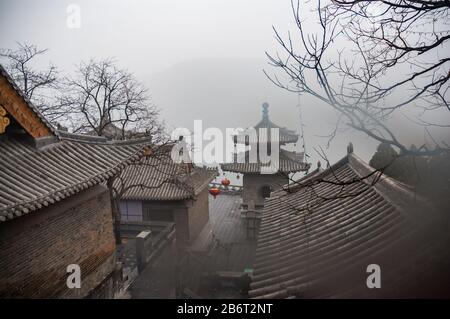 Xiangshan Tempel auf einem Hügel in verschmutzten Nebel in Luoyang, Provinz Henan, China begraben. Stockfoto