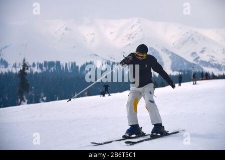 Baramulla, Indien. März 2020. Ein Skifahrer, der an einem sonnigen Tag im Gulmarg.Gulmarg Resort im berühmten Skigebiet aktiv ist, ist ein großer Skihügel, der mit einer Gondel bedient wird. Die Skisaison beginnt direkt nach Weihnachten und dauert je nach Schneeverhältnissen bis Ende März. In dieser Zeit verwandelt sich die verschlafene Stadt in einen Karneval von Skifahrern aus Russland, Australien, Neuseeland, Europa und den USA. Credit: Sopa Images Limited/Alamy Live News Stockfoto