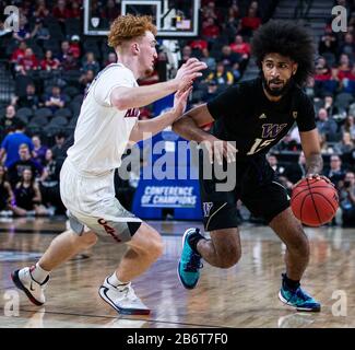 11. März 2020 Las Vegas, NV, USA Washington Huskies Guard Marcus Tsohonis (15) fährt während des NCAA Pac12 Herren Basketball Tournament zwischen Arizona Wildcats und den Washington Huskies 70-77 verloren in der T- Mobile Arena Las Vegas, NV. Thurman James/CSM Stockfoto