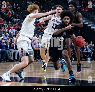 11. März 2020 Las Vegas, NV, USA Washington Huskies Guard Marcus Tsohonis (15) fährt während des NCAA Pac12 Herren Basketball Tournament zwischen Arizona Wildcats und den Washington Huskies 70-77 verloren in der T- Mobile Arena Las Vegas, NV. Thurman James/CSM Stockfoto