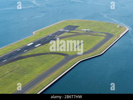 Die Start- und Landebahn des Flughafens wurde auf dem Gelände des Sydney Kingsford Smith International Airport (SYD/YSSY), NSW, Australien, gebaut. Flugzeugtaxierung. Stockfoto