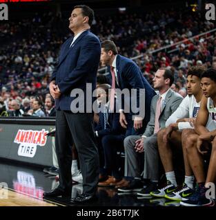 März 2020 Las Vegas, NV, USA Arizona Wildcats Cheftrainer Sean Miller Court Side während des NCAA Pac12 Herren Basketball Tournament zwischen Arizona Wildcats und den Washington Huskies 77-70 gewinnen in der T- Mobile Arena Las Vegas, NV. Thurman James/CSM Stockfoto