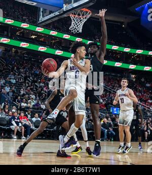 März 2020 Las Vegas, NV, USA Arizona Wildcats Guard Josh Green (0) schaut, um den Ball während des NCAA Pac12 Herren Basketball Tournament zwischen Arizona Wildcats und den Washington Huskies 77-70 gewinnen in der T- Mobile Arena Las Vegas, NV zu passieren. Thurman James/CSM Stockfoto