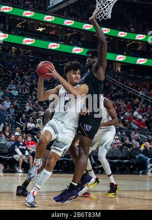 März 2020 Las Vegas, NV, USA Arizona Wildcats Guard Josh Green (0) schaut, um den Ball während des NCAA Pac12 Herren Basketball Tournament zwischen Arizona Wildcats und den Washington Huskies 77-70 gewinnen in der T- Mobile Arena Las Vegas, NV zu passieren. Thurman James/CSM Stockfoto