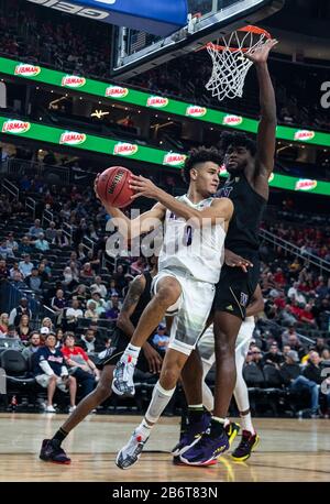 März 2020 Las Vegas, NV, USA Arizona Wildcats Guard Josh Green (0) schaut, um den Ball während des NCAA Pac12 Herren Basketball Tournament zwischen Arizona Wildcats und den Washington Huskies 77-70 gewinnen in der T- Mobile Arena Las Vegas, NV zu passieren. Thurman James/CSM Stockfoto