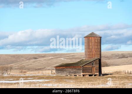 Altes Getreidesilo und Scheune auf einer Farm im Wallowa County, Oregon. Stockfoto