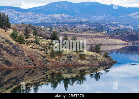 Reflexionen im Iron Gate Lake Reservoir in der Nähe von Hornbrook, Kalifornien, USA Stockfoto