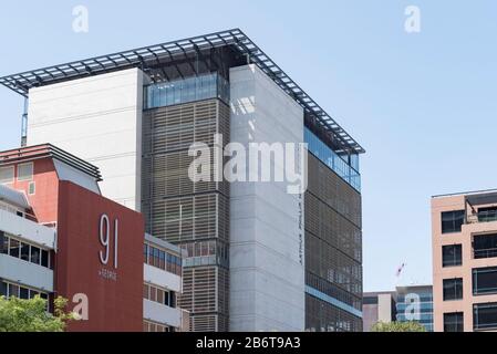 Die Arthur Phillip High School ist die erste High Rise High School von New South Wales und befindet sich in der Macquarie Street Parramatta in den westlichen Vororten Sydneys. Stockfoto