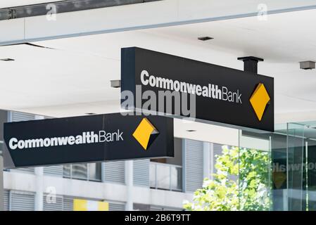 Schilder der der Commonwealth Bank (CBA) auf Straßenebene, außerhalb einer Bankfiliale in Parramatta, Sydney, Australien Stockfoto