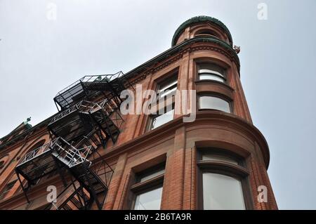 Historisches Gebäude mit Metalltreppe im Freien, Toronto, Kanada Stockfoto