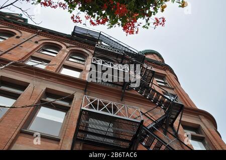 Historisches Gebäude mit Metalltreppe im Freien, Toronto, Kanada Stockfoto