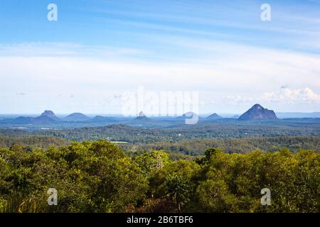 Die Glasshouse Mountains im Hinterland der Sunshine Coast (SE Queensland) sind eine Serie von 13 Bergen. Sie sind Gegenstand einer aburalen Legende. Stockfoto