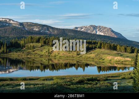 Landschaft des Little Molas Lake, Wald und Berge in den San Juan Mountains in Colorado Stockfoto