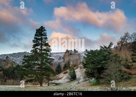 Schloss Neidpath im Winter bei Sonnenaufgang. Peebles, Schottische Grenzen. Schottland Stockfoto