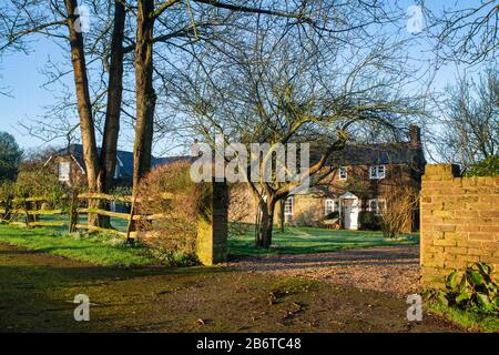 Wiltshire Haus neben der Klench üblich am Morgen Wintersonne. Marlborough, Wiltshire, England Stockfoto