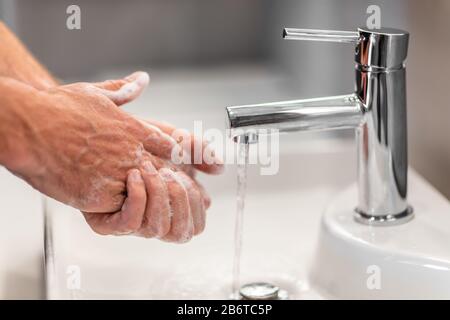 Coronavirus-Virus, der vorbeugende Schutz verbreitet, waschen Sie die Hände mit Seifenreibnägeln und Fingern, die häufig mit fließendem Wasser oder mit Händesinfektionsgel waschen. Stockfoto