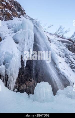 Winterwasserfall, Wallowa Mountains, Oregon. Stockfoto