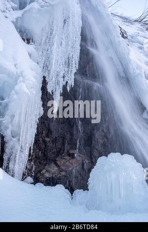 Winterwasserfall, Wallowa Mountains, Oregon. Stockfoto