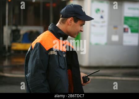 Die eigentliche Arbeit der Feuerwehrleute und der Polizei am Tatort. Operative Arbeit von Sonderleistungen. Löschangriff. Stockfoto