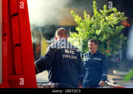 Die eigentliche Arbeit der Feuerwehrleute und der Polizei am Tatort. Operative Arbeit von Sonderleistungen. Löschangriff. Stockfoto