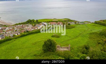 Luftaufnahme der mittelalterlichen Kirche Raheen-a-Cluig in Bray, County Wicklow, Irland Stockfoto