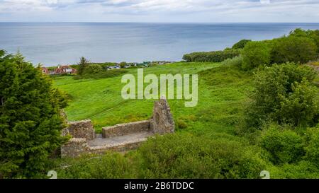 Luftaufnahme der mittelalterlichen Kirche Raheen-a-Cluig in Bray, County Wicklow, Irland Stockfoto