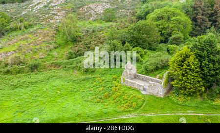 Luftaufnahme der mittelalterlichen Kirche Raheen-a-Cluig in Bray, County Wicklow, Irland Stockfoto