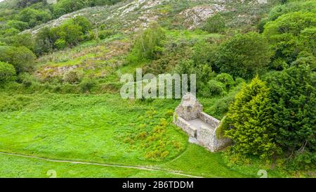 Luftaufnahme der mittelalterlichen Kirche Raheen-a-Cluig in Bray, County Wicklow, Irland Stockfoto