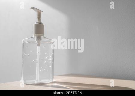 Coronavirus Handdesinfektionsflasche Abfüllen von reibendem Alkoholgel für die hygienische Prävention der Hände. Corona-Virusausbruch Pandemie-Desinfektionsmittel Hintergrund. Stockfoto