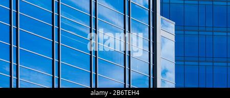Blick auf typische Glasfassade von generischen modernen Bürohochhäusern, Hochhäuser im Finanzviertel der Innenstadt. Stockfoto