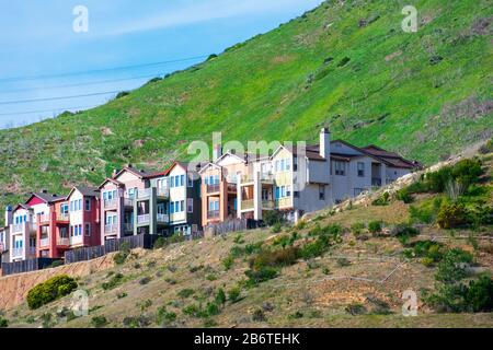 Schöner Blick auf moderne Stadthäuser auf einem steilen Hang. Modernes Design von Wohnhäusern in urbanen Wohngegenden an abgeschiedenen Orten. Stockfoto