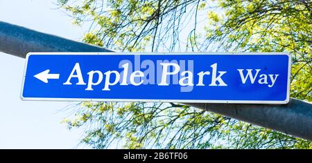 Das Schild "Apple Park Way" weist Besucher zum Apple Park. Der Campus ist die Unternehmenszentrale von Apple Inc., die sich auf Einem Apple Park Way befindet Stockfoto