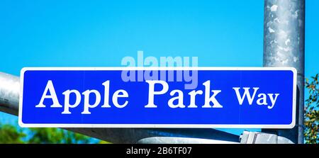 Das Schild "Apple Park Way" führt Besucher zum Apple Park im Silicon Valley. Der Campus ist die Unternehmenszentrale von Apple Inc. Mit Sitz In Einem Apple Parl Stockfoto