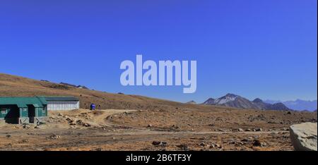 Aride oder karge Landschaft am Pass in der Nähe von indien - chinesische Grenze im tawang-distrikt, arunachal pradesh, nordostindien Stockfoto