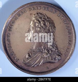 Herovering van Namen door Willem III Bronze Medaille. Vorderseite: Britzliger Mann mit Lorbeer in der Legende. Umgekehrt: Soldaten werfen sich auf, was Gallia vergeblich zu unterstützen versucht, im Vordergrund sitzende Fluss-Götter Meuse und Sambre, in der Hintergrundansicht der Stadt innerhalb von Omschrift. Hersteller Jan Luder (I) Ort Herstellung: Niederlande Datum: 1695 Material: Bronze Technik: Gussmaße: D 5 cm. × 47,48 g gr Thema: Belagerung und Eroberung von Namur (1695) Neun Jahre Krieg Als: 1695-09-01 - 1695-09-01 Stockfoto