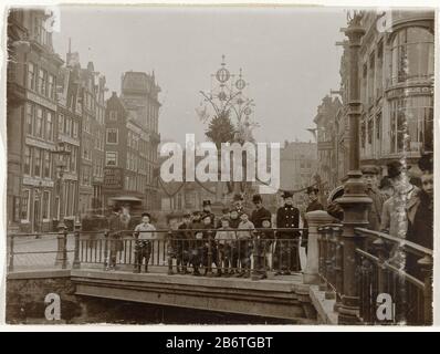 Het Koningsplein vanaf het Singel, gezien naar de Leidsestraat, versierd ter gelegenheid van het huwelijk van koningin Wilhelmina en prins Hendrik, Amsterdam, Nederland The Royale from the Singel, in Anbetracht der Leidsestraat, die anlässlich der Hochzeit von Königin Wilhelmina und Prinz Hendrik, Amsterdam, Niederlande, dekoriert wurde. An der rechten Ecke Herengracht und Kindermagazin Neuengland. Im Vordergrund, an der Brücke mehrere Mensen. Hersteller : Fotograf: Anonymer Ort Herstellung: Amsterdam Datum: 1901 Physikalische Merkmale: Dolchcollodiumzilverdruk auf Papiermaterial: Papiertechn Stockfoto