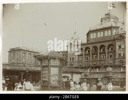 Het Kurhaus, gezien vanaf het Strand, Scheveningen, Nederland Das Kurhaus, vom Strand aus gesehen, Scheveningen, Niederlande. Im Vordergrund ein Kiosk und mehrere Voorbijganger. Hersteller : Fotograf: Anonymer Ort Herstellung: Scheveningen dating: CA. 1900 Physikalische Merkmale: Daglichtcollodiumzilverdruk auf Papiermaterial: Papiertechnik: Daglichtcollodiumzilverdruk Abmessungen: Foto: H 116 mm × W 161 mm Stockfoto