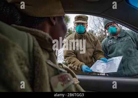 51st Aerospace Medicine Squadron Public Health Medics screen einen Passagier während eines COVID-19-Basisfragebogens auf der Osan Air Base, Südkorea. Stockfoto