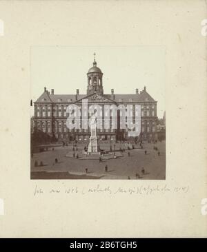 Het Paleis op de Dam in Amsterdam met daarvoor nationaal Monument De Eendracht, ookwel Naatje Het paleis op den Dam (titel op object) Der Königspalast in Amsterdam vor Nationaldenkmal Die Einheit, auch NaatjeHet Palace an der Dam (title object) Objekt Typ: Fotos Artikelnummer: RP-F-F01705-B Aufschriften/Marken: Bildunterschrift, in der Umschrift "Foto nach 1856 (.. Naatje) (1914 abgerissen) Hersteller Schöpfer: Fotograf: Anonymer Herausgeber: Andrew Hunter Ort Herstellung: Amsterdam Datum: CA. 1860 - ca. 1870 Physikalische Merkmale: Albumindruckmaterial: Papierkartontechnik: Album Stockfoto