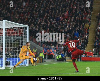 Anfield, Liverpool, Merseyside, Großbritannien. März 2020. UEFA Champions League, Liverpool gegen Atletico Madrid; Atletico Madrid Torhüter Jan Oblak rettet einen Schuss von Sadio Mane von Liverpool Credit: Action Plus Sports/Alamy Live News Stockfoto