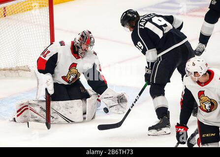 Los Angeles, Kalifornien, USA. März 2020. Ottawa Senators Torwart Craig Anderson (41) blockiert einen Schuss von Los Angeles Kings vor Alex Iafallo (19) während eines NHL-Eishockeyspiels 2019-2020 zwischen Los Angeles Kings und Ottawa Senators in Los Angeles am 11. März 2010. Kredit: Ringo Chiu/ZUMA Wire/Alamy Live News Stockfoto