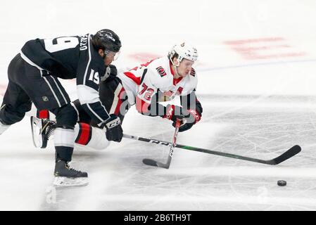 Los Angeles, Kalifornien, USA. März 2020. Los Angeles Kings vor Alex Iafallo (19) und Ottawa Senators Abwehrspieler Thomas Chbot (72) Vies für den Puck während eines NHL-Eishockeyspiels 2019-2020 zwischen Los Angeles Kings und Ottawa Senators in Los Angeles, am 11. März 2010. Kredit: Ringo Chiu/ZUMA Wire/Alamy Live News Stockfoto