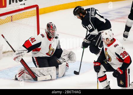 Los Angeles, Kalifornien, USA. März 2020. Ottawa Senators Torwart Craig Anderson (41) blockiert einen Schuss von Los Angeles Kings vor Alex Iafallo (19) während eines NHL-Eishockeyspiels 2019-2020 zwischen Los Angeles Kings und Ottawa Senators in Los Angeles am 11. März 2010. Kredit: Ringo Chiu/ZUMA Wire/Alamy Live News Stockfoto