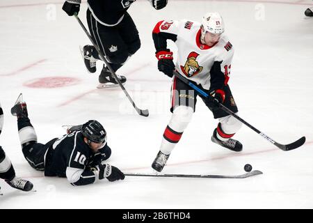 Los Angeles, Kalifornien, USA. März 2020. Los Angeles Kings Michael Amadio (10) und Ottawa Senators's Forward GNick Paul (13) wetteifern um den Puck während eines NHL-Eishockeyspiels 2019-2020 zwischen Los Angeles Kings und Ottawa Senators in Los Angeles, am 11. März 2010. Kredit: Ringo Chiu/ZUMA Wire/Alamy Live News Stockfoto