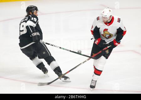 Los Angeles, Kalifornien, USA. März 2020. Los Angeles Kings Vorwärts Alex Iafallo (19) und Ottawa Senators's Forward Bobby Ryan (9) wetteifern um den Puck während eines NHL-Eishockeyspiels 2019-2020 zwischen Los Angeles Kings und Ottawa Senators in Los Angeles, am 11. März 2010. Kredit: Ringo Chiu/ZUMA Wire/Alamy Live News Stockfoto