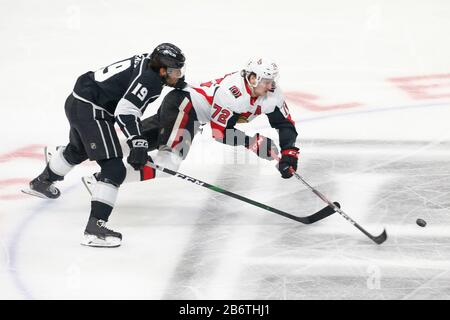 Los Angeles, Kalifornien, USA. März 2020. Los Angeles Kings vor Alex Iafallo (19) und Ottawa Senators Abwehrspieler Thomas Chbot (72) Vies für den Puck während eines NHL-Eishockeyspiels 2019-2020 zwischen Los Angeles Kings und Ottawa Senators in Los Angeles, am 11. März 2010. Kredit: Ringo Chiu/ZUMA Wire/Alamy Live News Stockfoto