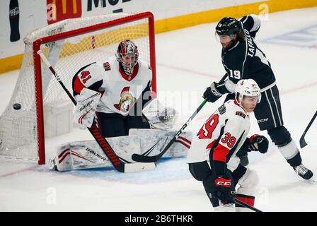 Los Angeles, Kalifornien, USA. März 2020. Ottawa Senators Torwart Craig Anderson (41) lenkt einen Schuss von Los Angeles Kings vor Alex Iafallo (19) während eines NHL-Eishockeyspiels 2019-2020 zwischen Los Angeles Kings und Ottawa Senators in Los Angeles am 11. März 2010 ab. Kredit: Ringo Chiu/ZUMA Wire/Alamy Live News Stockfoto