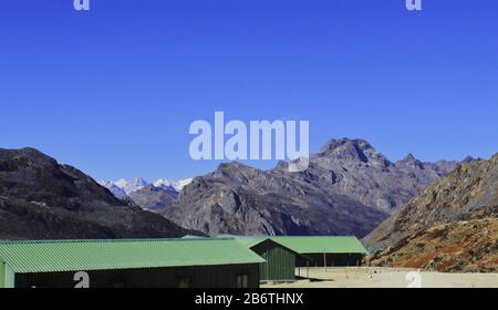 Schöne Landschaft und Camping umgeben von Bergen in der Nähe von Bum la Pass in tawang, arunachal pradesh im Nordosten indiens Stockfoto