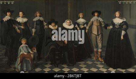 Het gezin van Dirck Bas Jacobsz, burgemeester van Amsterdam, SK-A-365 Familienporträt der Familie Dirck Bas Jacobsz, Bürgermeister von Amsterdam. Im mittleren Dirck Bas Jacobsz (1569-1637) mit seiner zweiten Frau Margiet Snoeck (1588-1645). Die Kinder stehen auf Zehenvorschlag (von links nach rechts): Maggie Bass (gestorben 1681). Mit ihrem Mann Abraham de Visscher (1605-1667) und ihrem Sohn mit Hund, Jacob Bass Dircksz (1609-1656), Agatha Bass (1611-1658), Claes Bass (1616-1635) und Lysbeth Bass (1619-1680). Rechts und links oben sind die Familienarme mit Namen. Hersteller : Maler: Dirck Dircksz. Von Santvoor Stockfoto